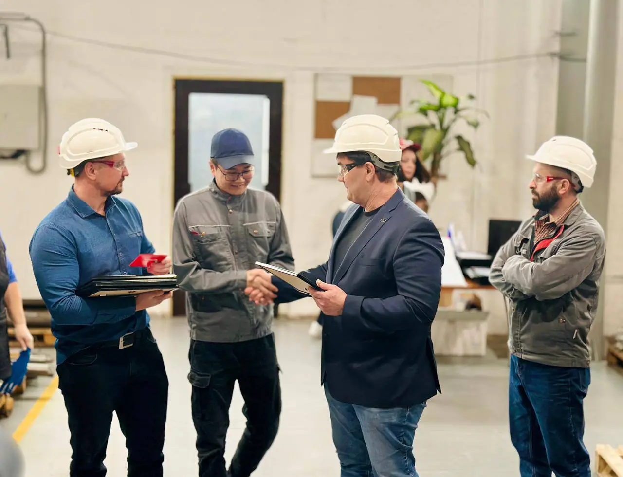 Поздравили нашу команду с прошедшим Днём нефтяника!